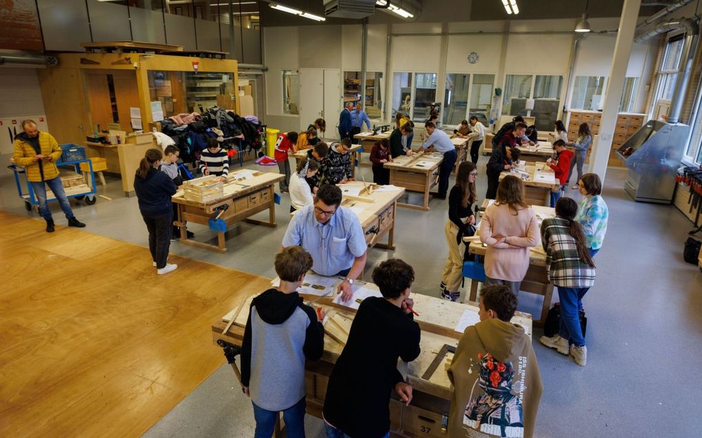 Oekraïense leerlingen in het technieklokaal van de Pieter Zandt in Kampen. De school biedt tientallen vluchtelingen onderdak. beeld Freddy Schinkel