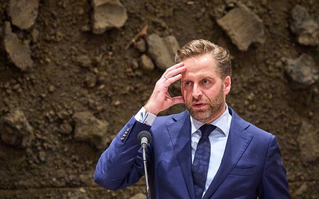 Het gros van de oppositie zegde donderdagavond het vertrouwen op in woonminister De Jonge omdat hij de Kamer onjuist zou hebben geïnformeerd over zijn optreden als coronaminister rond de tot standkoming van de mondkapjesdeal met Sywert van Lienden. beeld ANP, Phil Nijhuis