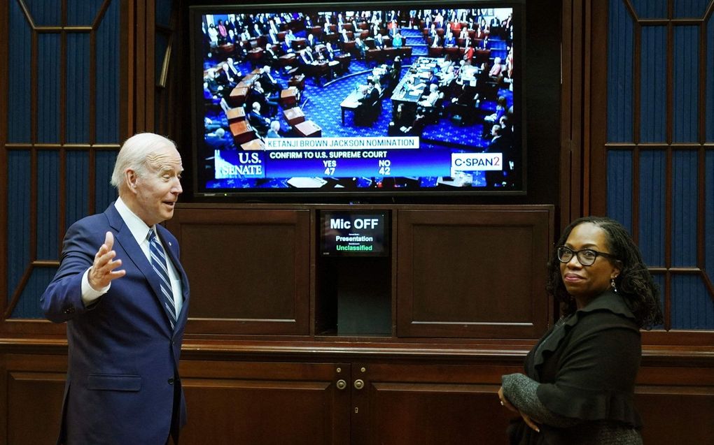 De Amerikaanse president Joe Biden en Ketanji Brown Jackson. beeld AFP, Mandel Ngan