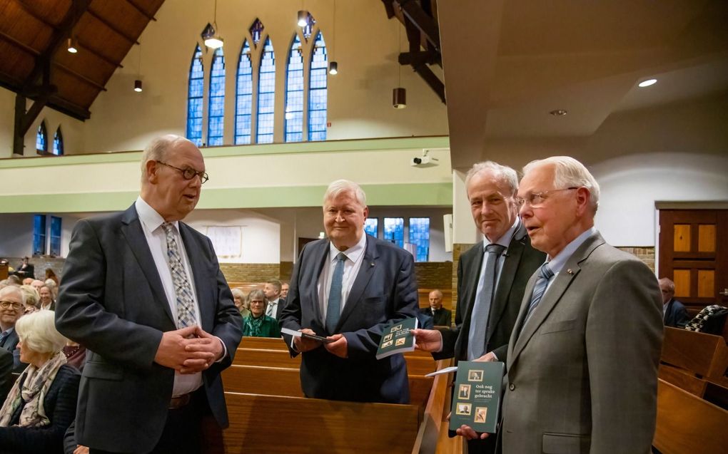 Links van dr. Van der Graaf: W. B. Kranendonk; rechts ds. H. Westerhout en P. Schreuder. beeld Ruben Schipper