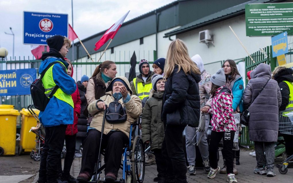 „Voor hulverleningsorganisaties en vluchtelingencentra is het cruciaal dat ze verdachte situaties tijdig leren herkennen.” Op de foto vluchtelingen bij de grensovergang in Medyka, Polen op 5 april. beeld AFP, Wojtek Radwanski