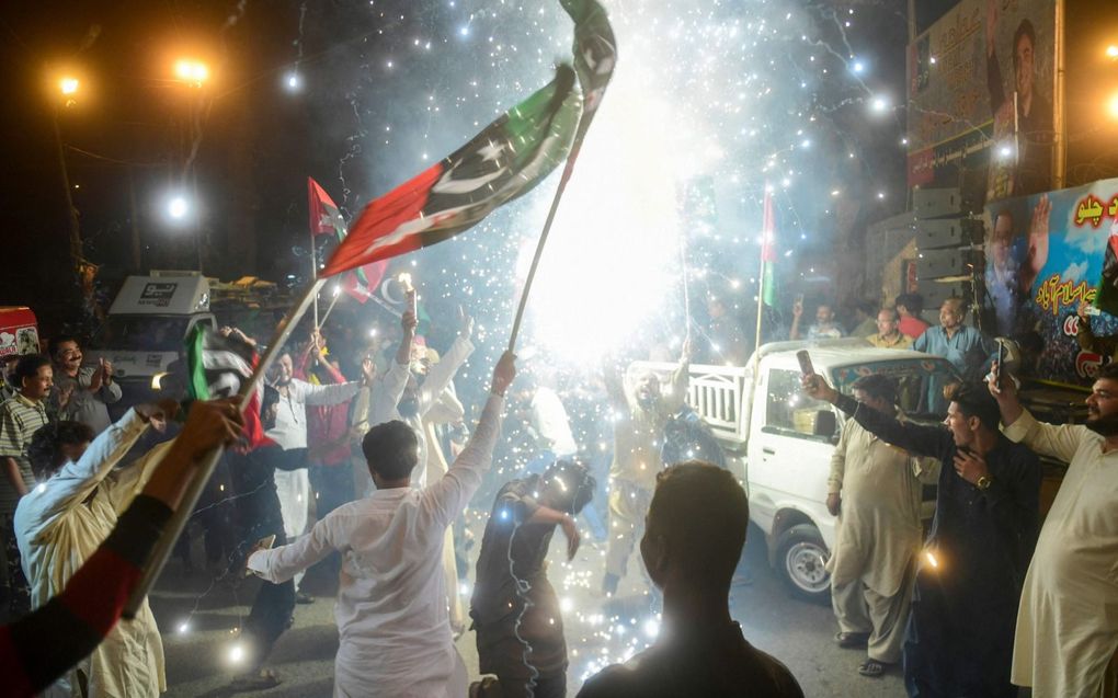 Aanhangers van de oppositiepartijen in Pakistan vierden donderdag het besluit van het hooggerechtshof. beeld AFP, Asif Hassan