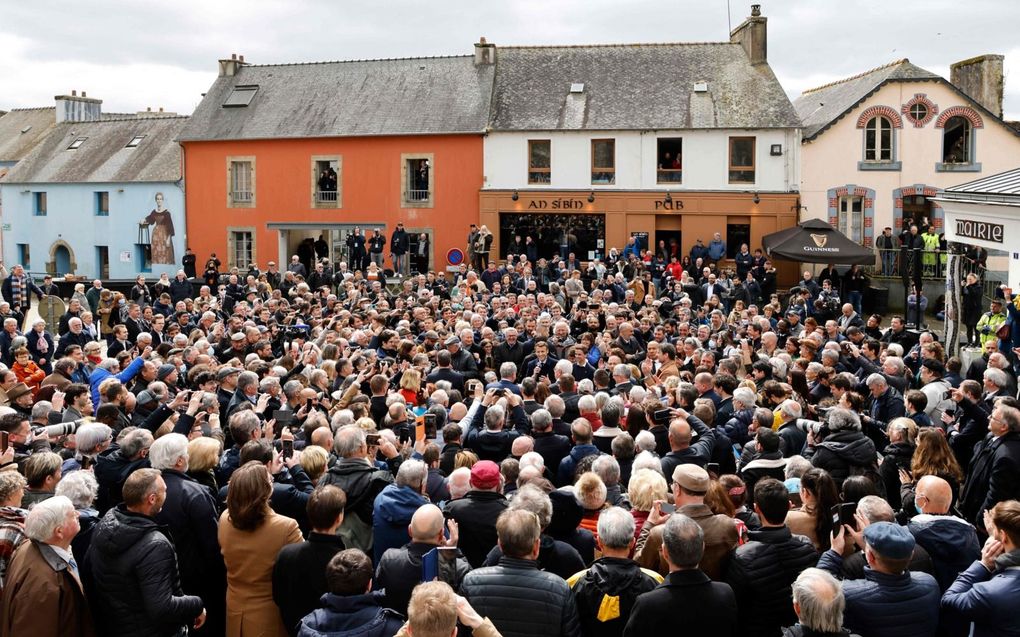 De Franse president Emmanuel Macron (m.) op campagne in Spezet, West-Frankrijk, dinsdag. beeld AFP, Ludovic Marin