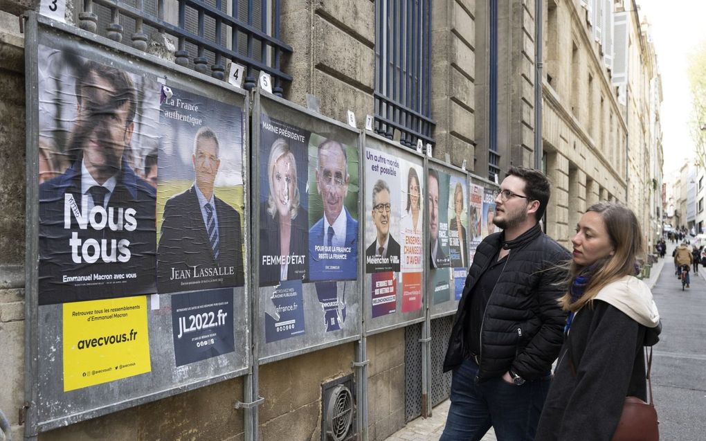 Verkiezingsposters in de Zuid-Franse stad Bordeaux. beeld EPA, Caroline Blumberg