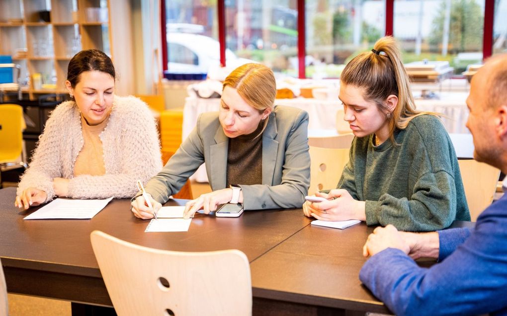 De Oekraïense tolken Olena, Inna en Liana werken voor Stichting Ontmoeting. beeld Cees van der Wal