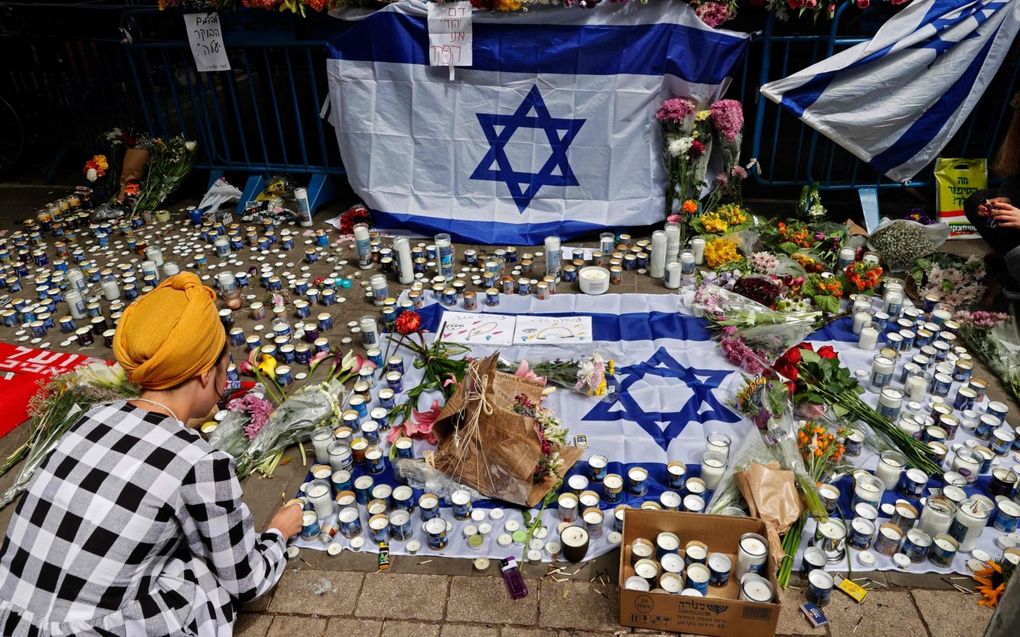 Israëli's steken kaarsen aan na de aanslag in Tel Aviv. beeld AFP, Jack Guez