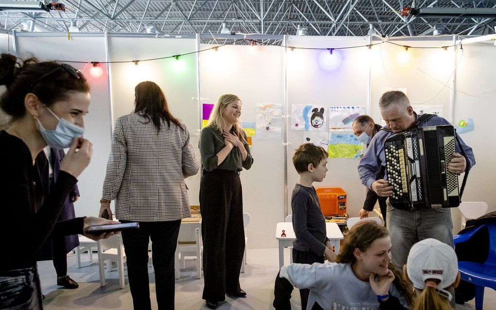 Minister Liesje Schreinemacher voor Buitenlandse Handel en Ontwikkelingssamenwerking in gesprek met Oekrainse vluchtelingen in het opvangcentrum Moldexpo tijdens een werkbezoek aan Moldavie. Moldexpo, een congrescentrum aan de rand van de hoofdstad, is aan het begin van de oorlog in Oekraine ingericht om vluchtelingen tijdelijk op te vangen. beeld ANP, Sem van der Wal