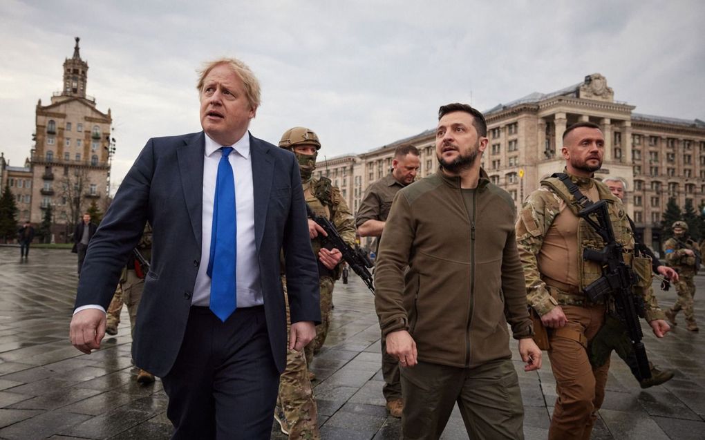 De Britse premier Boris Johnson zegde Oekraïne zaterdag tijdens een bezoek aan Kiev extra steun toe. beeld AFP, Oekraïense presidentiële persdienst