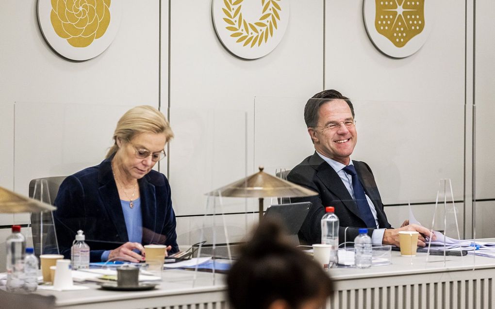 Sigrid Kaag, minister van Financiën, en premier Mark Rutte tijdens een debat in de Eerste Kamer. beeld ANP REMKO DE WAAL