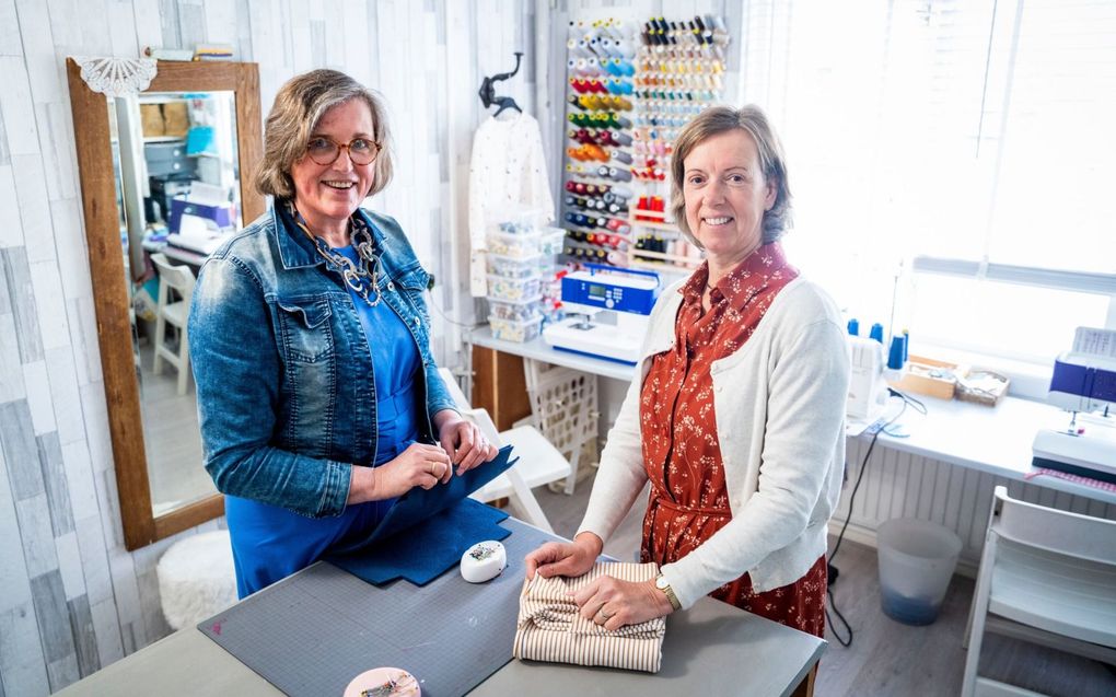 Corry Willems (l.) en Lia Zeeman in zelfgemaakte kleding. De twee vriendinnen komen regelmatig samen om te naaien. beeld RD, Cees van der Wal