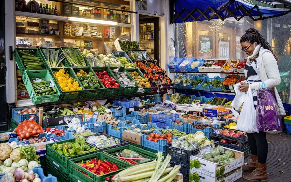De gevolgen van de inflatie zijn ook merkbaar bij de groentewinkel; groenten kosten momenteel een tiende meer dan een jaar eerder. beeld ANP, Ramon van Flymen