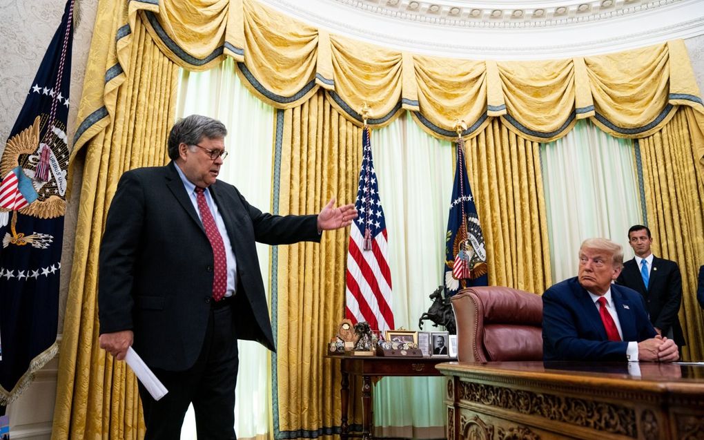 William Barr (l.) en Donald Trump tijdens een persconferentie in 2020. beeld EPA, Anna Moneymaker