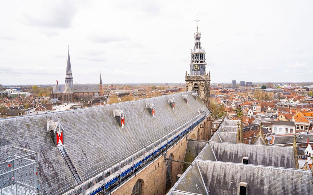 Stadhuis en kerk delen de kleuren rood en wit, de kleuren van Sint Jan. beeld Cees van der Wal