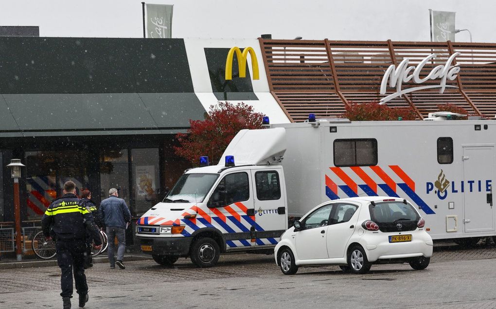 Politie onderzoekt de plek waar twee mannen om het leven zijn gekomen bij een schietpartij in de McDonalds. beeld ANP, VINCENT JANNINK