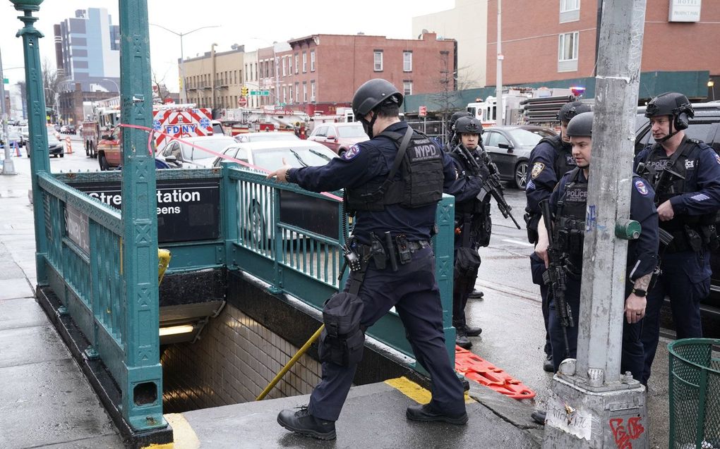 Politie na de schietpartij bij de metro in New York. beeld AFP, TIMOTHY A. CLARY