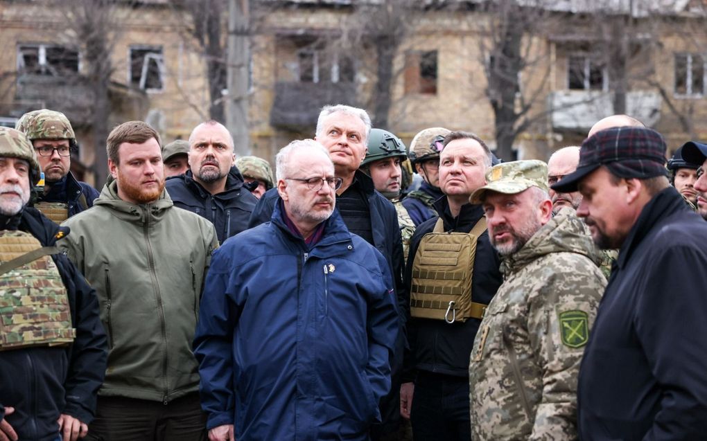 De presidenten van Polen, Litouwen en Letland, respectievelijk Andrzej Duda (r.), Gitanas Nauseda (m.) en Egils Levits (l.) in de Oekraïense stad Borodjanka. „Dit is een oorlog die we moeten winnen”, zei Nauseda. beeld EPA, Jakub Szymczuk