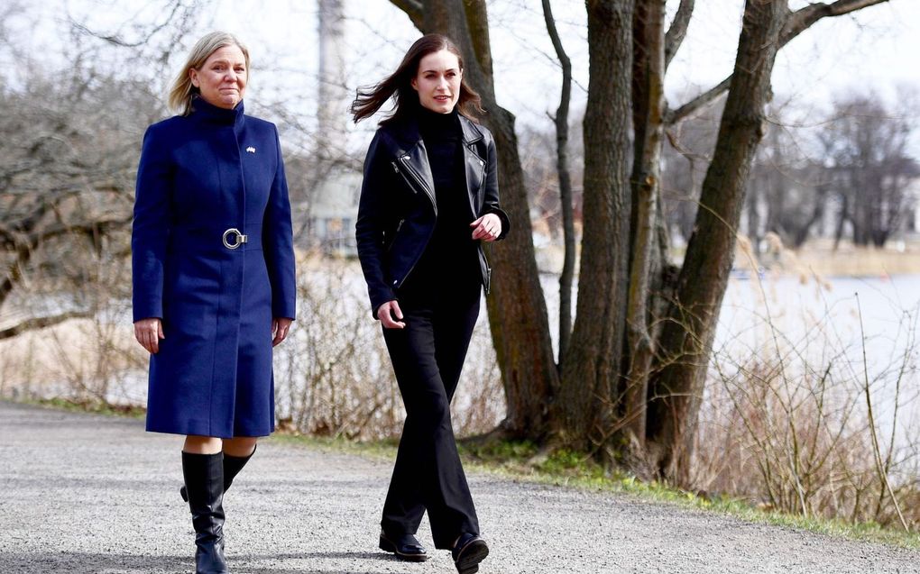 De Zweedse premier Magdalena Andersson (l.) met haar Finse collega Sanna Marin voorafgaand aan een overleg over toetreding tot de NAVO, woensdag in Stockholm. beeld AFP, Paul Wennerholm