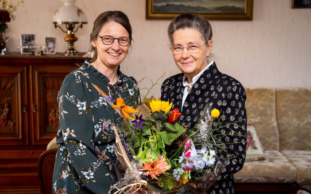 Ria Vos-de Jong waardeert het meeleven van haar moeder Alie de Jong-van de Breevaart. Vos: „Ze geeft ons onvoorwaardelijke liefde, trouw en zorgzaamheid mee.” beeld Cees van der Wal