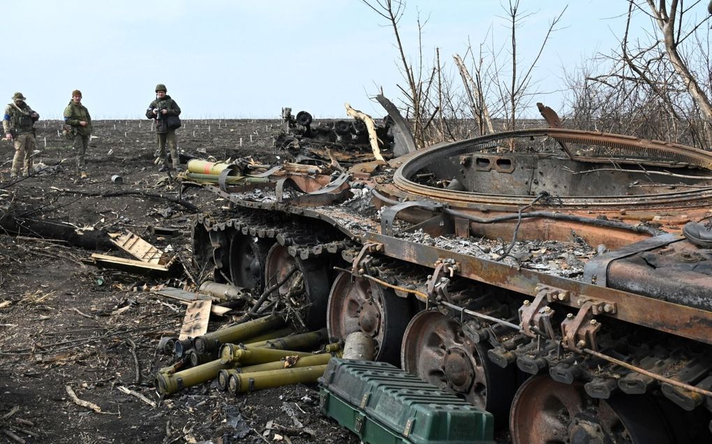Vernietigde Russische tank. Typisch voor een aanval met een Amerikaanse Javelin antitankraket is dat deze de koepel van de tank afblaast bij de explosie. beeld AFP, Sergey Bobok