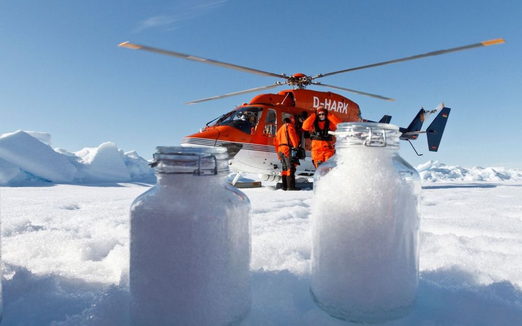 Wetenschappers van het onderzoeksschip Polarstern verzamelen sneeuwmonsters. beeld Alfred Wegener Institute, Mine Tekman