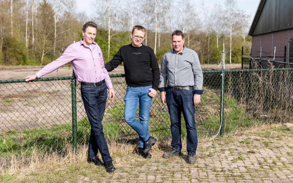 Melkvee-en pluimveehouder Henk van den Brink, kalverhouder Reinand Jansen en varkenshouder Lambertus Doppenberg (v.l.n.r.). Achter de rij berken begint het stikstofgevoelige Sprielderbos.