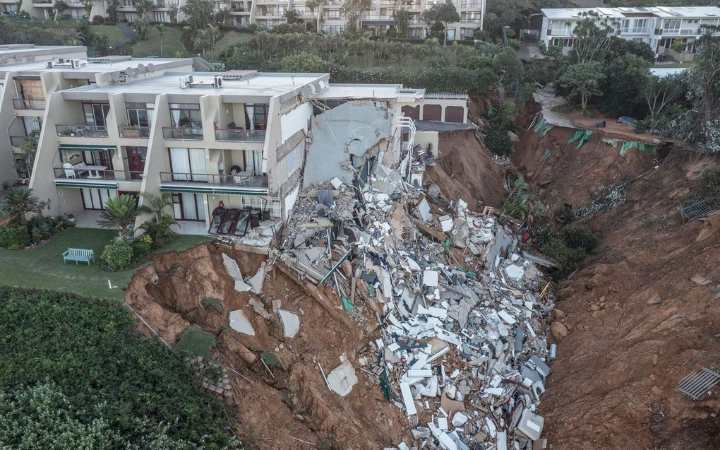 Verwoeste woningen aan de kust ten noorden van Durban. beeld AFP, Marco Longari