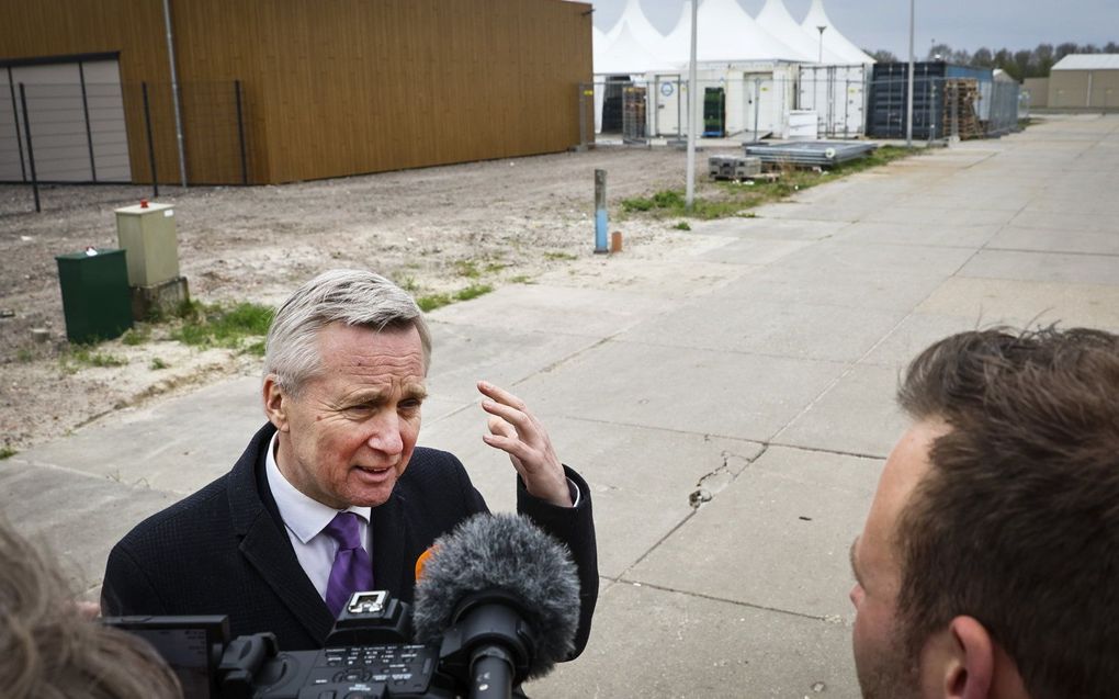 Staatssecretaris Eric van den Burg geeft een korte toelichting aan media tijdens zijn bezoek aan aanmeldcentrum Ter Apel. Op de achtergrond de tenten die het Centraal Orgaan opvang asielzoekers (COA) heeft geplaatst om alsnog extra capaciteit te creeren. beeld ANP, VINCENT JANNINK