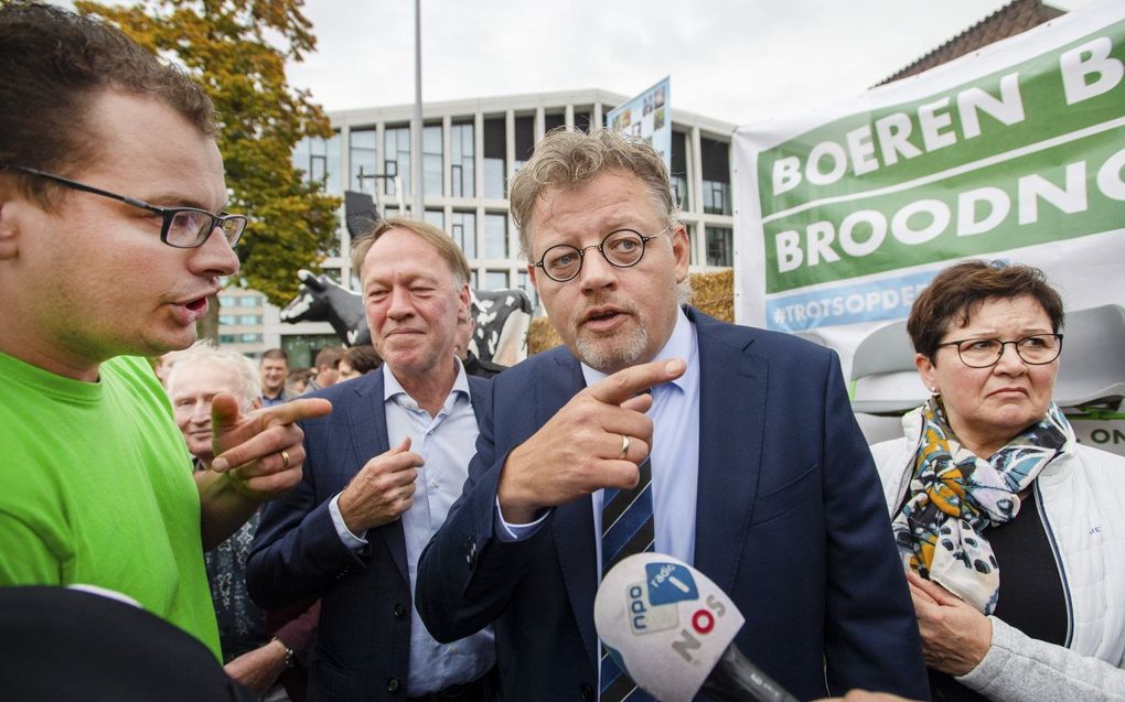 Gedeputeerde Drenth in gesprek met boeren. beeld ANP, Piroschka van de Wouw