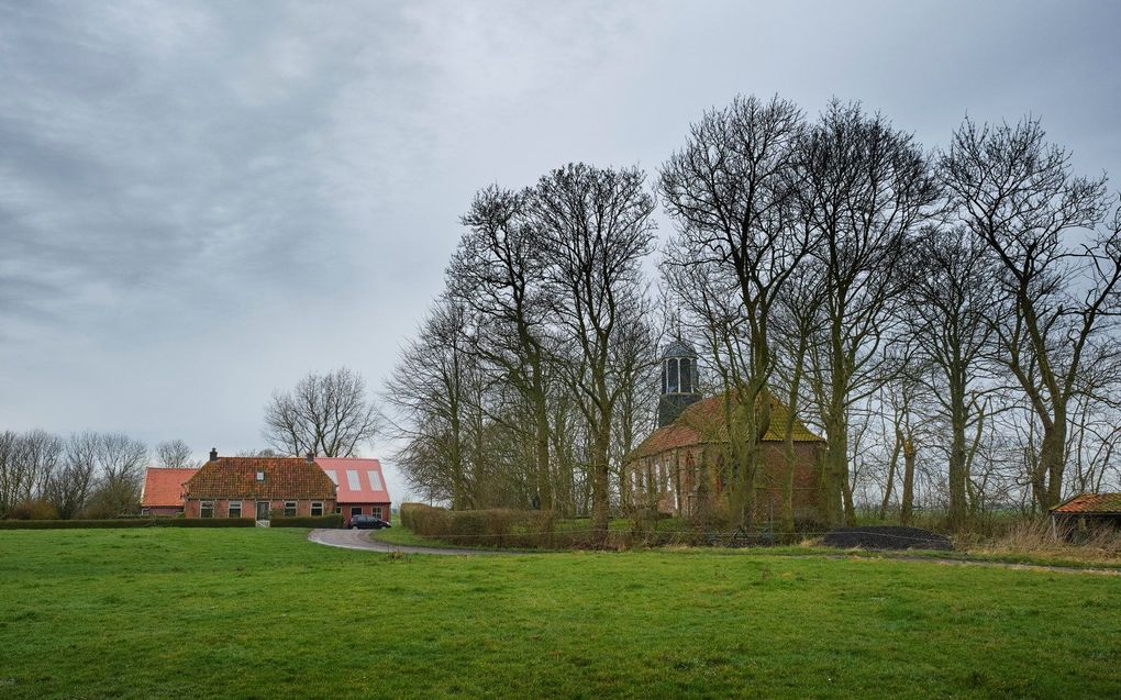 Het kerkje in Fransum, Groningen, met de oudste bakstenen preekstoel van Nederland. beeld Sjaak Verboom