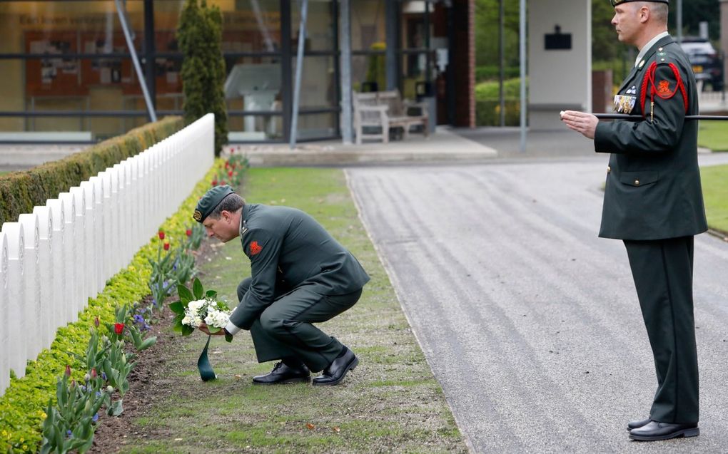 Geneeskundige militairen legden in 2021 bloemen op het militaire ereveld op de Grebbeberg. Dit jaar is de herdenking uitgebreider. beeld VidiPhoto