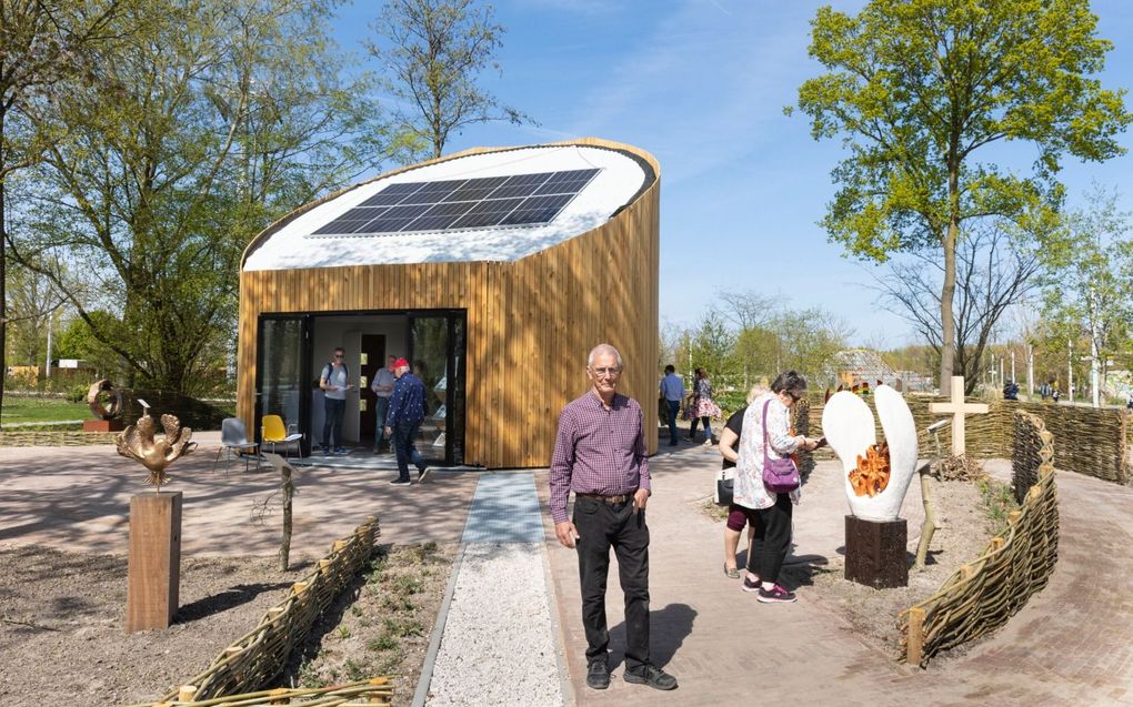 Emeritus predikant ds. Pieter ter Veen voor de Tiny Church op het terrein van de Floriade in Almere. beeld RD, Anton Dommerholt