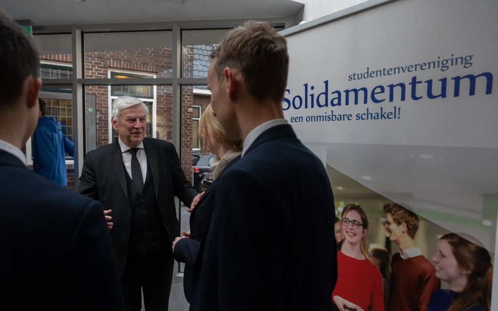 Ds. C. Sonnevelt sprak dinsdag voor studenten van Solidamentum over de invloed van de cultuur op de geloofsbeleving van een christen. beeld Martin Droog