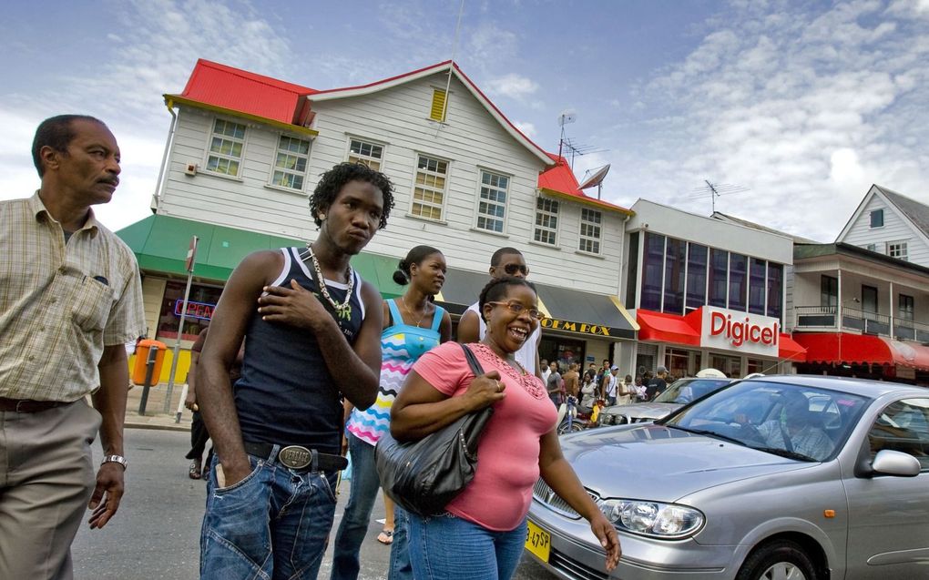 Steeds meer Surinamers raken aan de bedelstaf. Volgens de Wereldbank groeit de armoede dit jaar met 9 procent. beeld ANP, Ed Oudenaarden