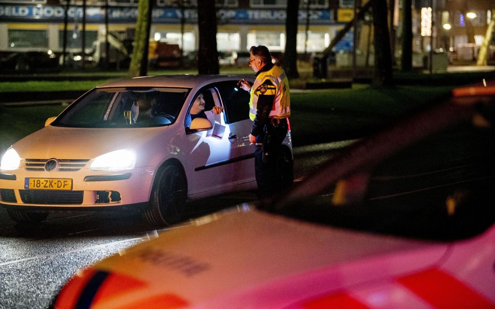 De politie controleert automobilisten in Rotterdam. Steeds vaker worden mensen aangehouden die rijden met een ongeldig rijbewijs. beeld ANP