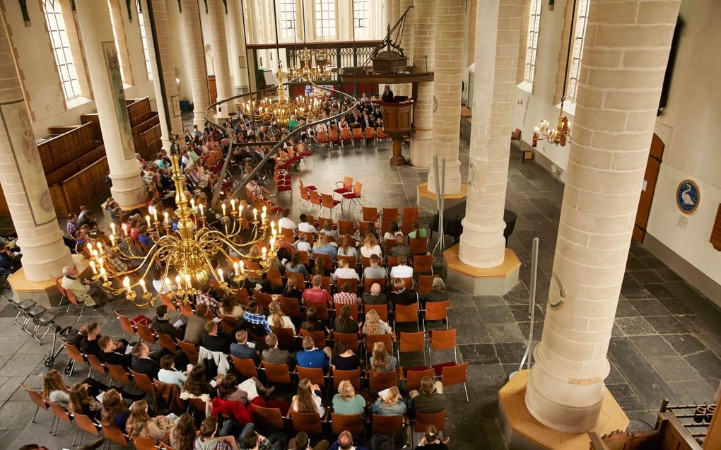 „Onderlinge verbondenheid van en met jongeren vormt het cement van de gemeente.”  Foto: Jongeren in de Grote Kerk van Weesp tijdens het pinksterappel 2015.  beeld Jaco Klamer