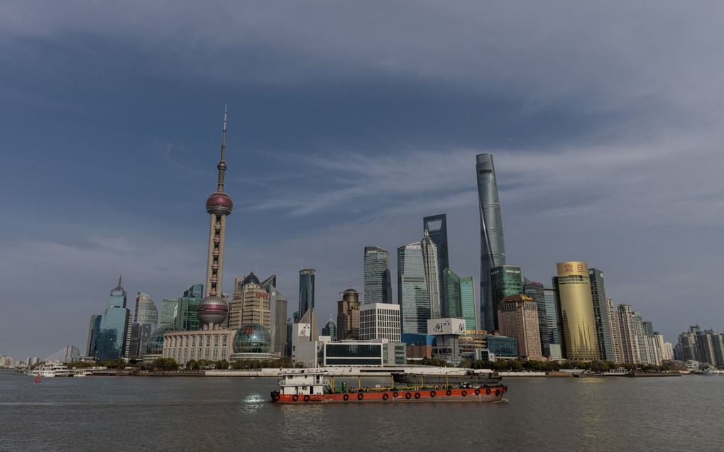 De haven van de Chinese miljoenenstad Shanghai is al wekenlang hermetisch afgesloten vanwege een nieuwe uitbraak van het coronavirus. beeld EPA, Alex Plavevski