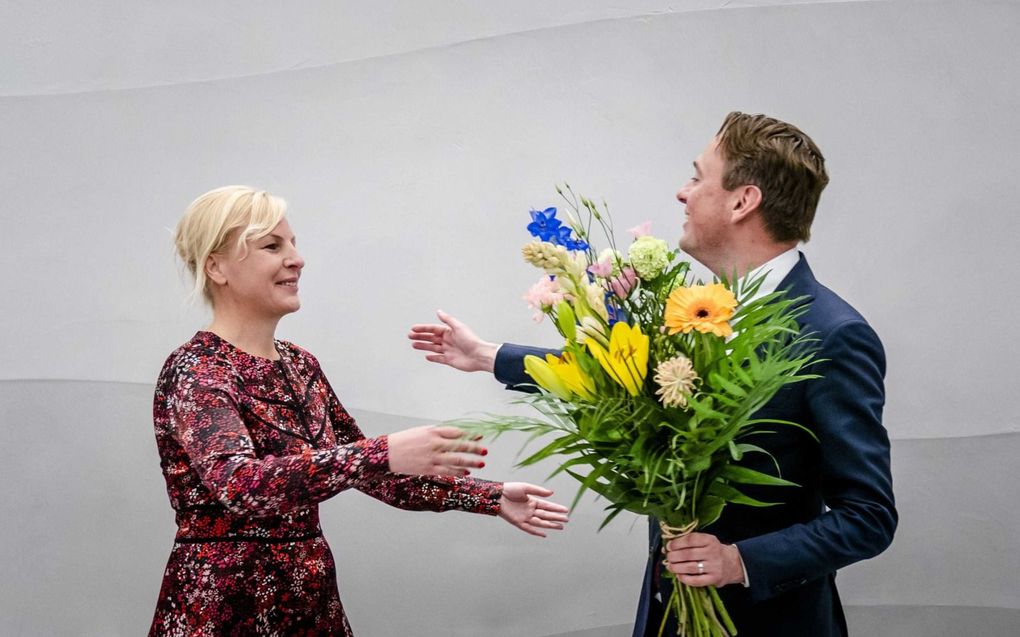 Tegenkandidaat Henk Nijboer feliciteert Attje Kuiken met het fractievoorzitterschap. beeld ANP, Bart Maat