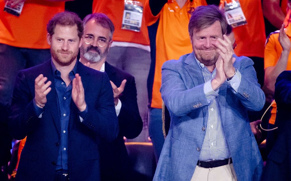 Koning Willem-Alexander en de Britse prins Harry. beeld ANP, Sem van der Wal