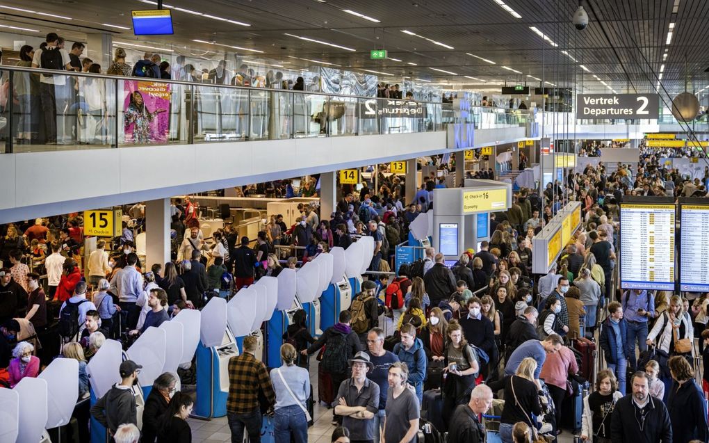 Door een ongeplande staking van het KLM-personeel was het zaterdag een drukte van belang op luchthaven Schiphol. beeld ANP Ramon van Flymen