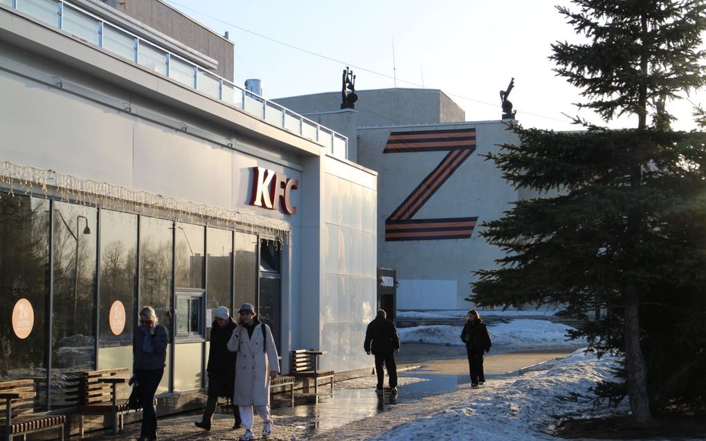 Een grote letter Z hangt aan de zijkant van het opera- en balettheater aan het Centrale Plein van Izjevsk. beeld William Immink