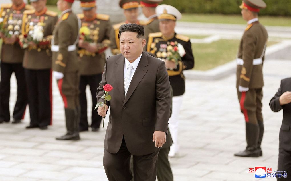 Kim Jong Un bezoekt de Begraafplaats van de Revolutionaire Martelaren in Pyongyang. beeld AFP