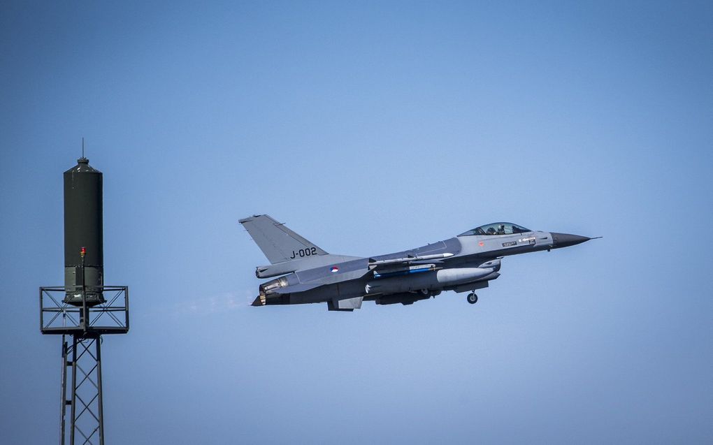 Een gevechtsvliegtuig boven vliegbasis Leeuwarden. beeld ANP, SIESE VEENSTRA