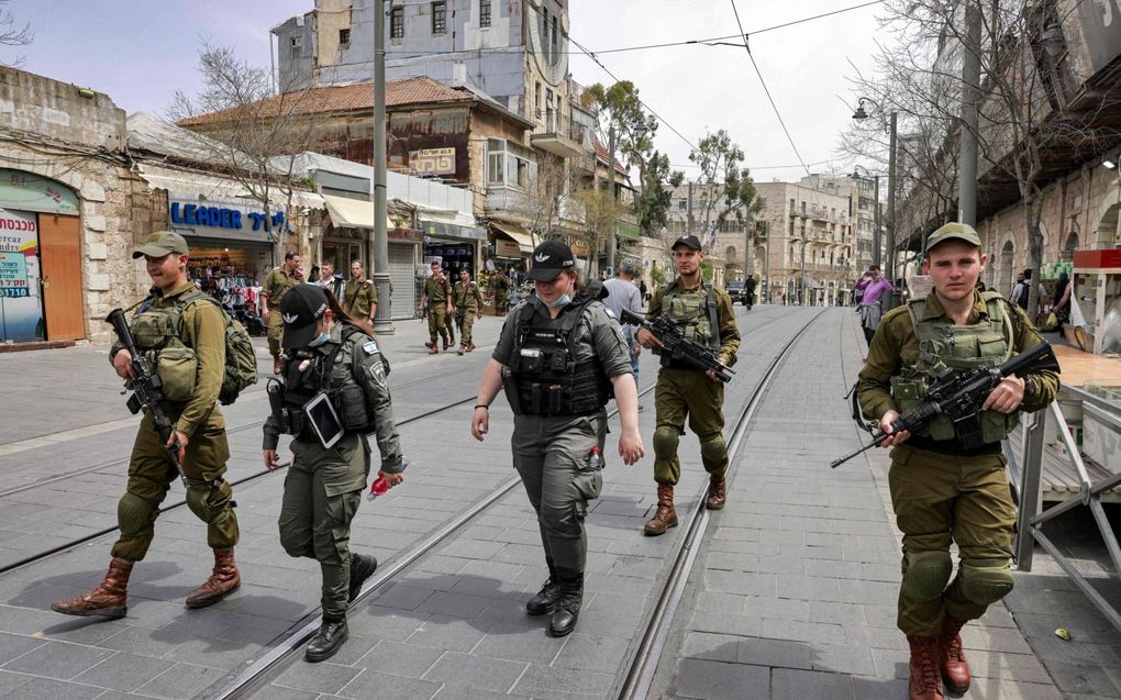 Israëlische militairen en leden van de grenspolitie patrouilleren in het centrum van Jeruzalem na een serie aanslagen die deels door Islamitische Staat werden geclaimd. beeld AFP, Menahem Kahana