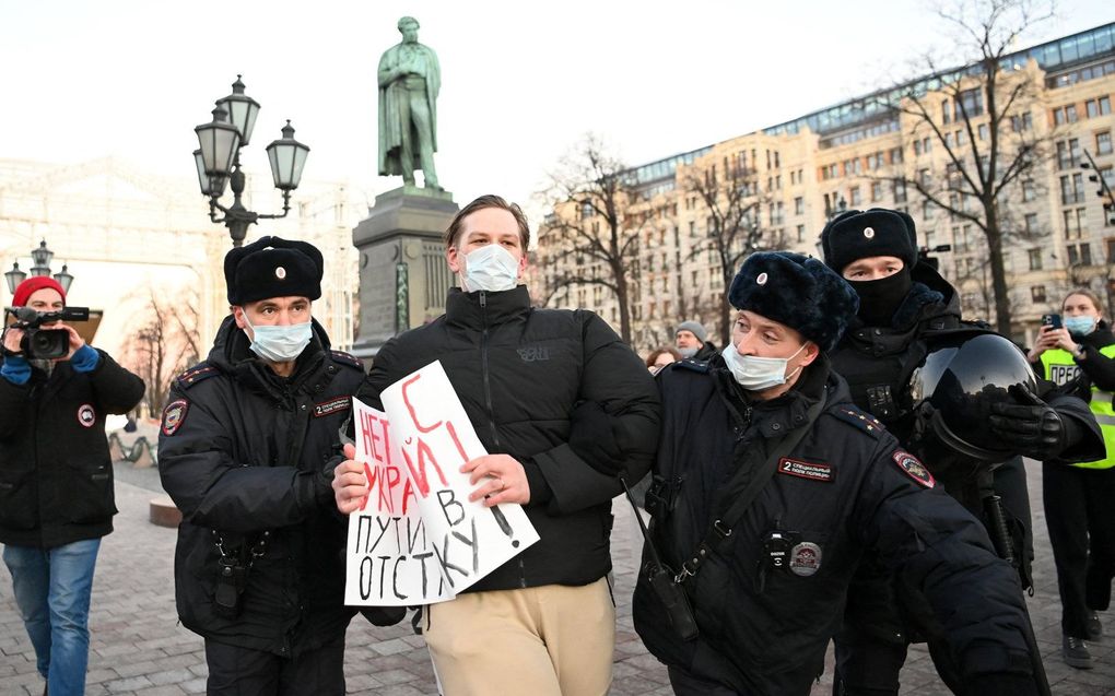 „Er zijn nog steeds moedige Russen die zich verzetten tegen het regiem. Alleen al dat feit moet ons ervan weerhouden te spreken over dé Russen.” Foto: Moskouse politie arresteert een demonstrant die protesteert tegen de oorlog tegen Oekraïne. beeld AFP, Kirill Kudryavtsev