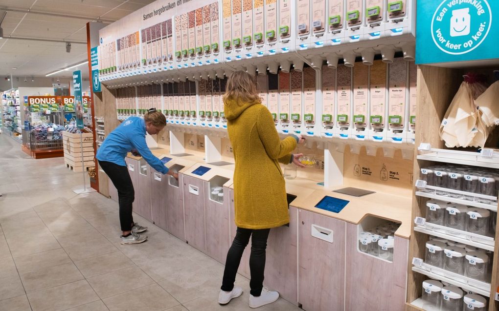 In de Albert Heijn XL in Rotterdam kunnen klanten sinds deze maand verpakkingsvrije producten kopen.  beeld Albert Heijn