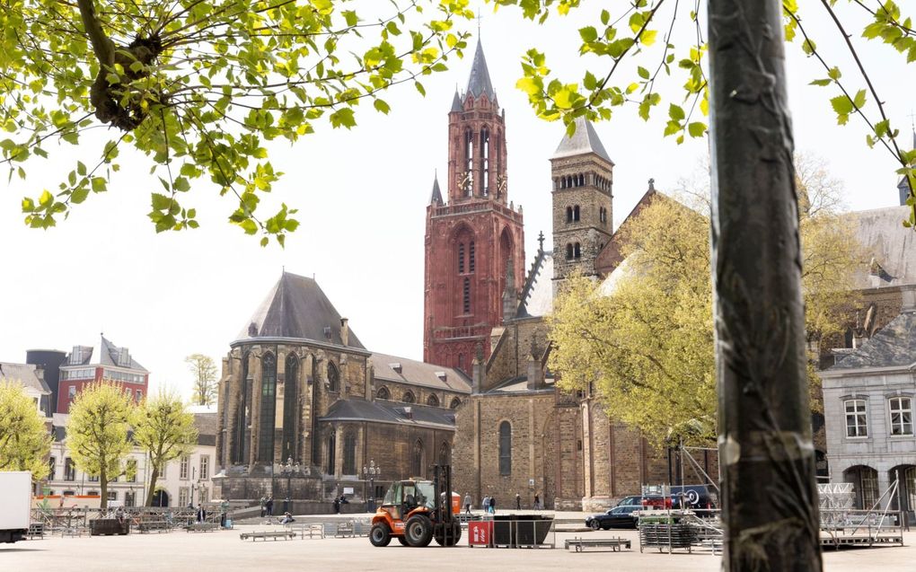 De romaanse Sint-Servaasbasiliek voor de rooms-katholieken (rechts) en de gotische Sint-Janskerk voor de protestanten (links) staan broederlijk naast elkaar aan het Vrijthof in Maastricht. beeld RD, Anton Dommerholt