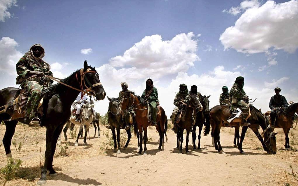 Strijders van de gevreesde Arabische Janjaweed-militie tijdens de burgeroorlog in 2004 in de West-Sudanese regio Darfur. beeld AFP, Espen Rasmussen