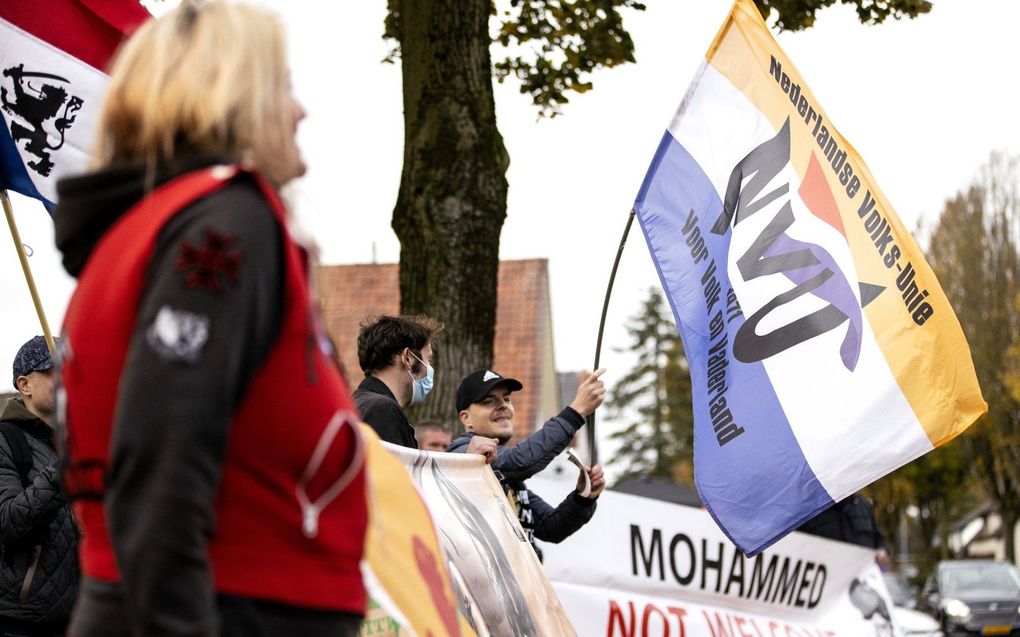 Aanhangers van de extreemrechtse Nederlands Volks-Unie (NVU) voeren actie tegen de aanwezigheid van asielzoekers in Harskamp. beeld ANP, Sem van der Wal