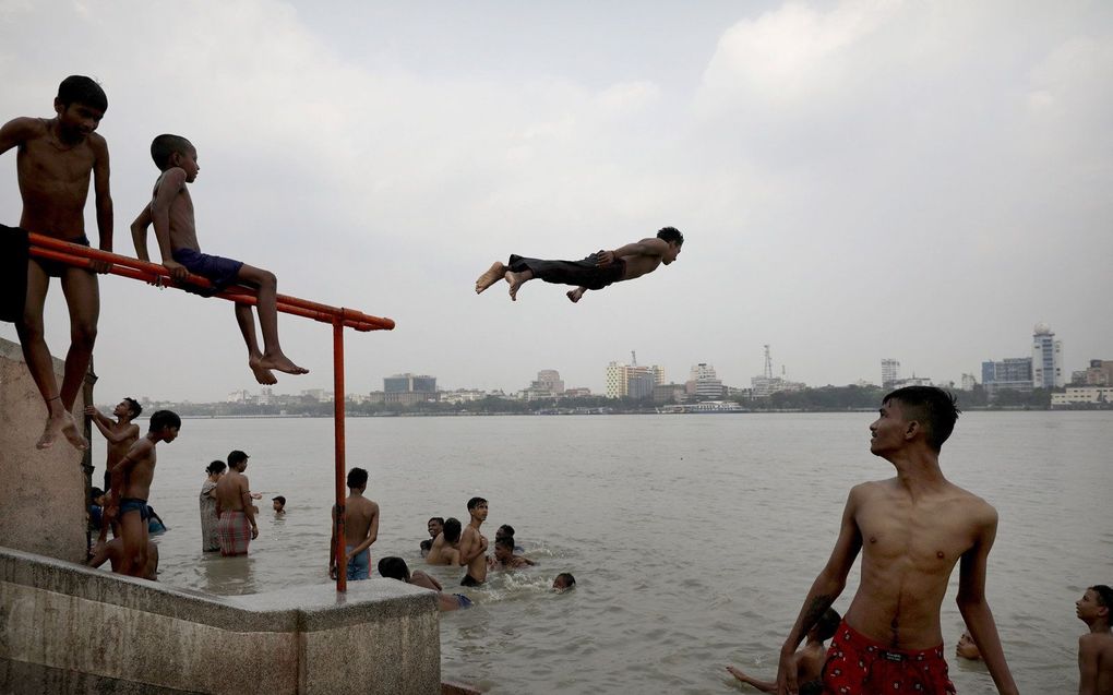 In Zuid-Azië zijn temperaturen boven de 40 graden niets bijzonders, maar zo vroeg in het jaar wel. Foto: jongeren zoeken verkoeling in de Ganges, in de Indiase stad Calcutta. beeld EPA, Piyal Adhikary