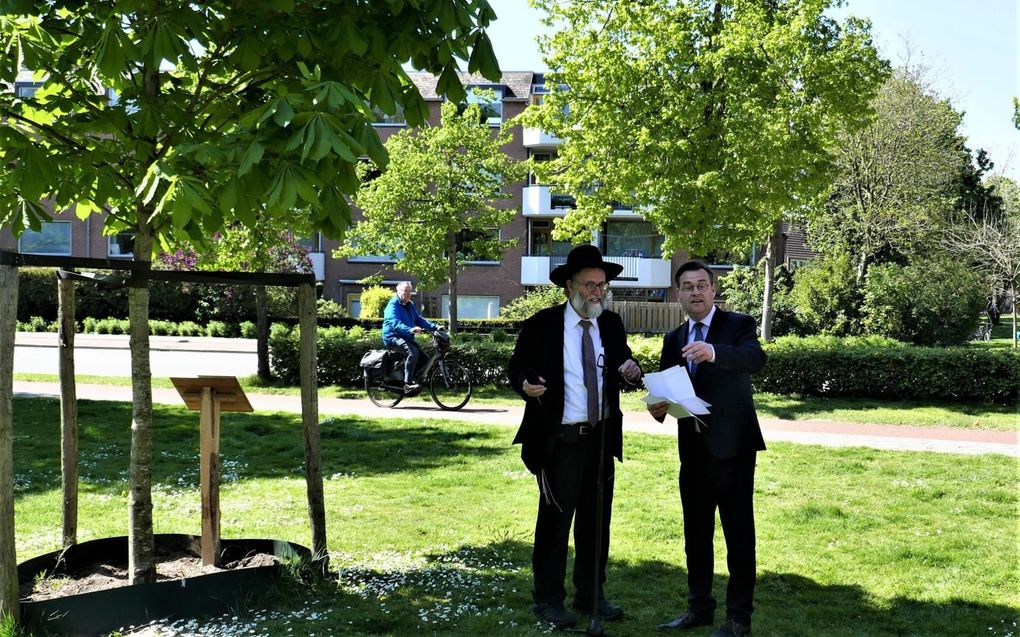 Rabbijn Shmuel Katz (l.) donderdag in Veenendaal bij het bordje bij de Anne Frankboom. Naast hem docent Constant van den Heuvel. beeld Jan van Reenen
